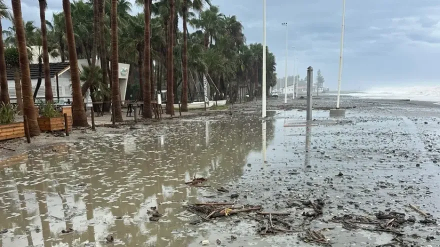 Costas inicia la reparación de las playas de Motril para salvar la temporada de verano