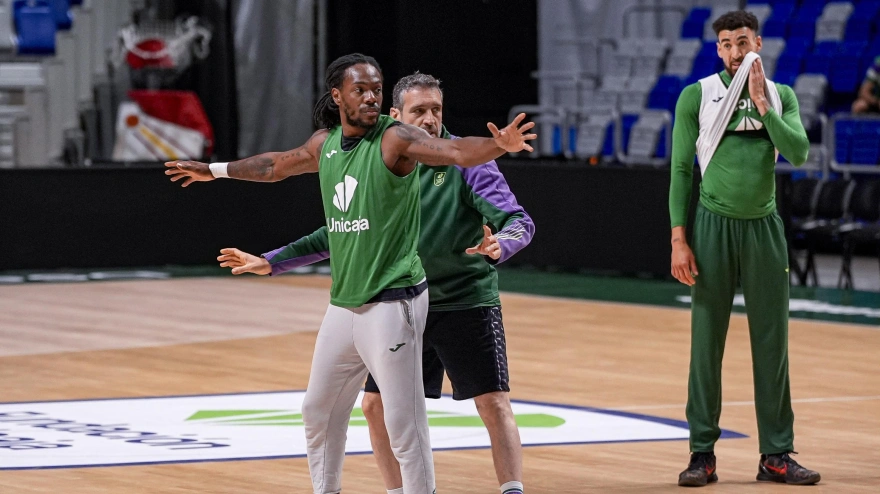 Ibon Navarro junto a Perry en la sesión de hoy en el Carpena.