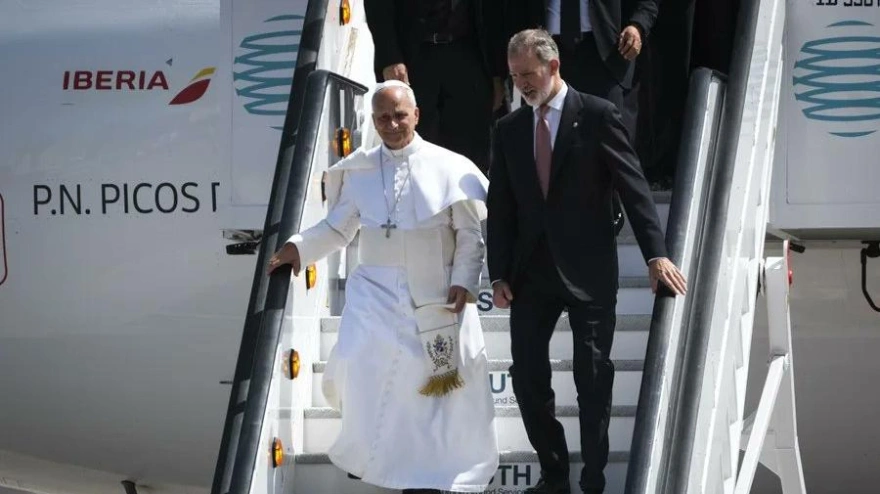 El Rey acompaña al Papa después de la avería del avión que le iba a llevar de vuelta a Roma