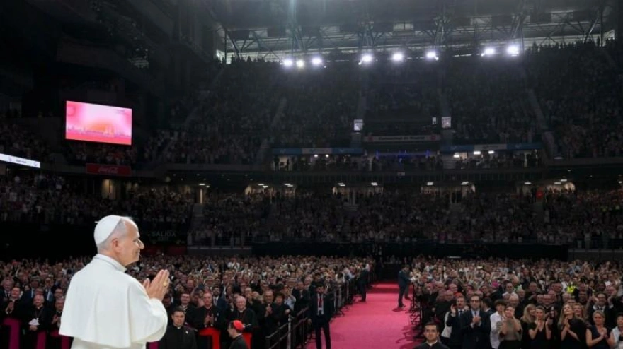 León XIV recibe el aplauso de las miles de personas que le esperaban en el Movistar Arena en Madrid