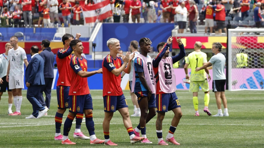 Los jugadores de la selección española celebran el triunfo contra Austria