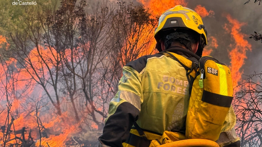 Bomberos contra las llamas.