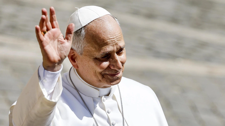 El Papa León XIV dirige el rezo del Ángelus en la Piazza della Libertà (Plaza de la Libertad) frente al Palazzo Apostolico (Palacio Apostólico) en la residencia papal de verano en Castel Gandolfo
