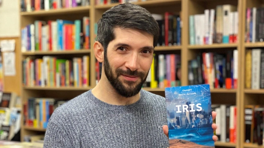 David Guisado con el libro que ha coescrito junto a Chat GPT