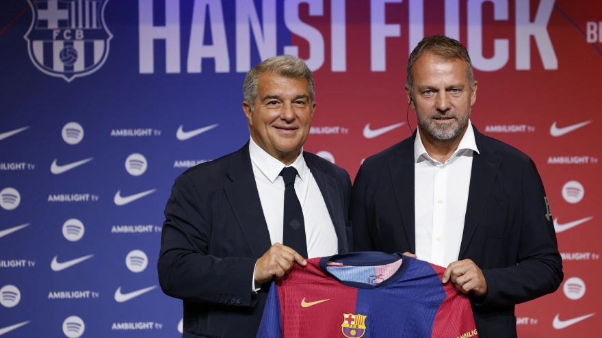 Hansi Flick junto a Joan Laporta