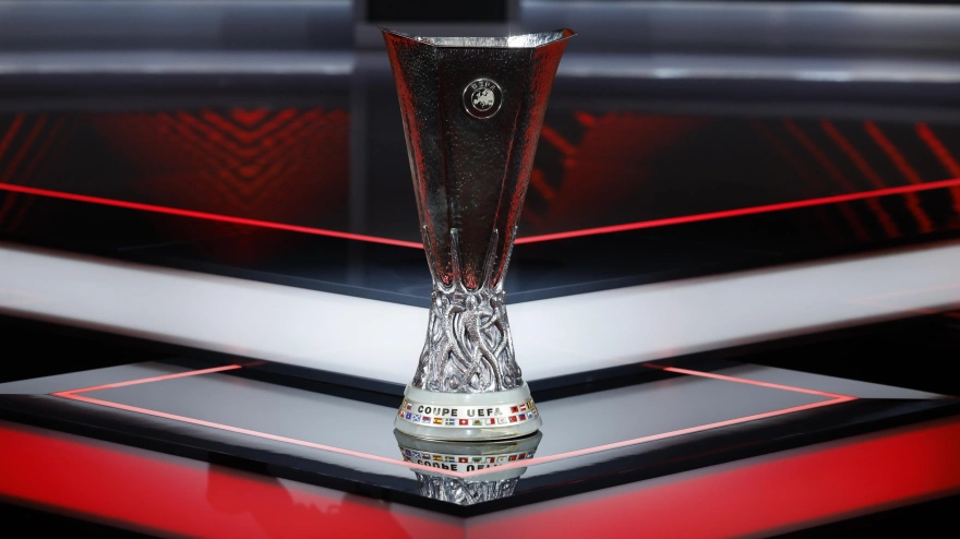 El trofeo de la Europa League presente en el sorteo.