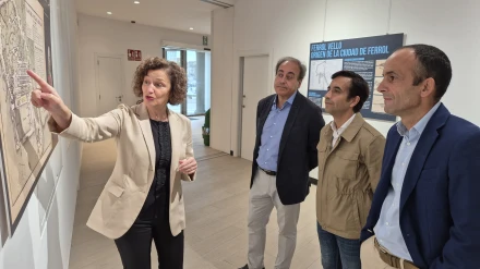 La comisaria de la muestra explicando una de las zonas