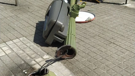 El semáforo tirado en el suelo tras ser alcanzado por el furgón