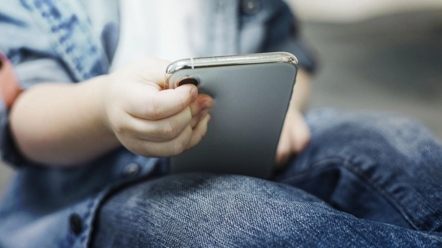 Un niño con un teléfono móvil