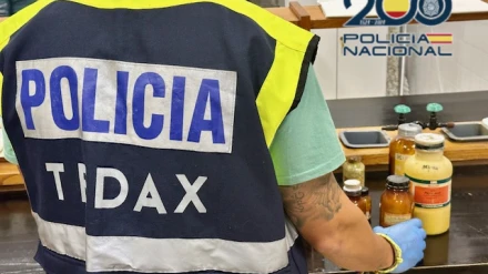 Un agente de los Tedax manipulando las sustancias