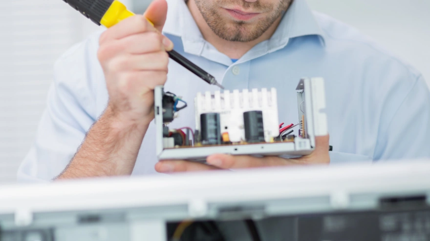 Ingeniero informático trabajando en un ordenador