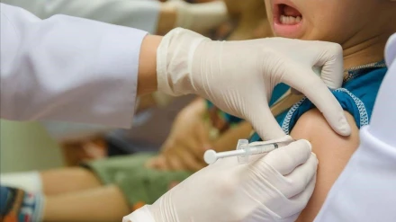 Imagen de archivo de un niño vacunándose.