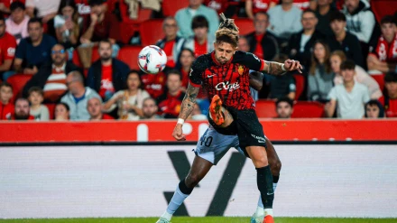 Pablo Maffeo despeja un balón