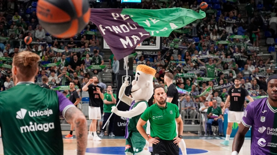 Marcos Cerveró observa el calentamiento de Unicaja