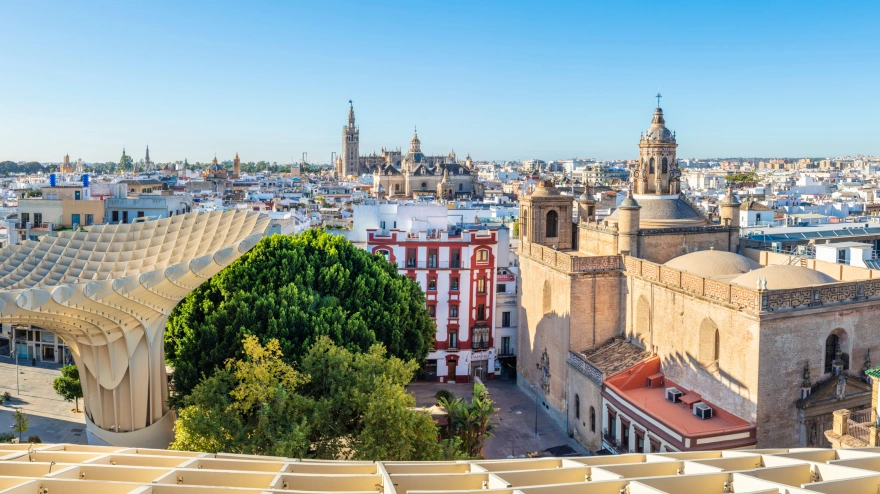 Vista del horizonte de Sevilla de la catedral de Sevilla y los tejados de la ciudad desde el Metropol Parasol Setas De Sevilla