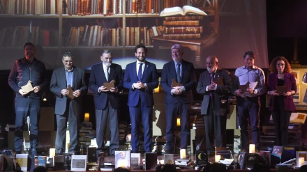 El presidente de la DPH, Isaac Claver, con los directores del IEA homenajeados