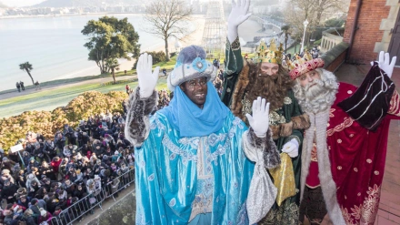 En San Sebastián, los Reyes Magos saludan desde el Palacio Miramar