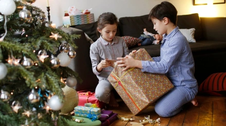 Niños abriendo sus regalos en la mañana de Reyes