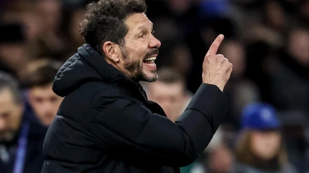 Diego Pablo Simeone da instrucciones a sus jugadores en el Salzburgo - Atlético.