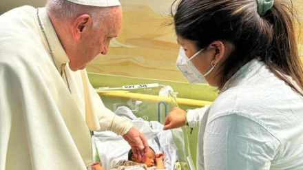 El Papa visita a los niños hospitalizados en el servicio de oncología pediátrica del Hospital Gemelli, en Roma