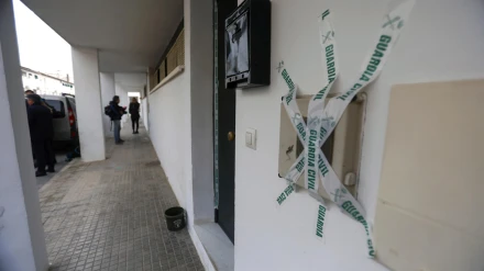 MONTILLA (CÓRDOBA), 21/02/2025.- Agentes de la Guardia Civil continúan la investigación del hallazgo de los cadáveres de una mujer de 42 años y un hombre de 32 años este jueves en el interior de una vivienda de la calle Rafael Alberti de Montilla (Córdoba). EFE/Salas