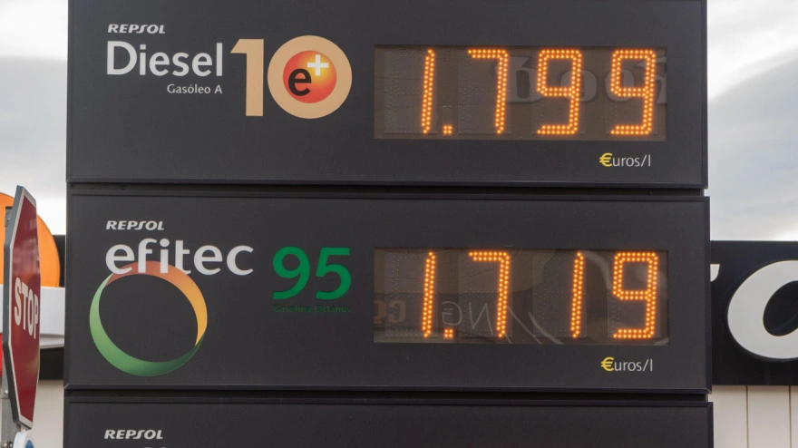 Alicante, España 16 de enero de 2023. Surtidor de gasolina Repsol en España que muestra precios por litro de diésel y gasolina 95 y 98