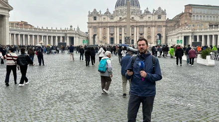 Jorge Bustos en la plaza de San Pedro en el Vaticano.