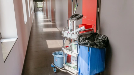 Carro de limpieza de equipos en hotel