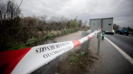 Una cinta indica el cierre del paso a zonas inundables ante la crecida del caudal del río Henares, a 7 de marzo de 2025, en Alcalá de Henares, Madrid