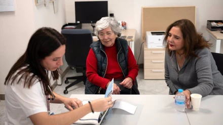 La consellera de Salud en la visita a la unidad de hospitalización a domicilio