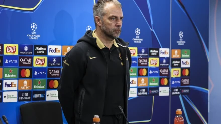 Hansi Flick, durante el minuto de silencio por el doctor Miñarro antes de la rueda de prensa previa al Benfica