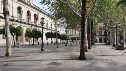 La Plaza Nueva, con el Ayuntamiento de Sevilla, completamente vacía durante el estado de alarma por el coronavirusPOLITICA ANDALUCÍA ESPAÑA EUROPA SEVILLAPP