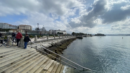 escaleras de acceso a la zona de baño de O Parrote