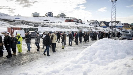 Población de Nuuk, Groenlandia, hace cola durante unas elecciones
