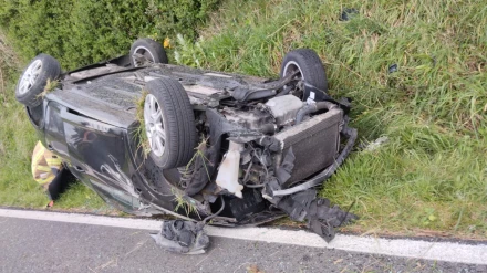 El vehículo acabó con las cuatro ruedas en el aire