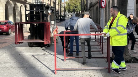Operarios montando los palcos en la Carrera Oficial