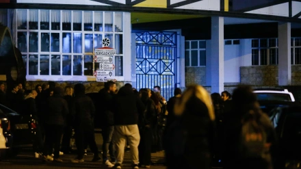 Los trabajadores de Sargadelos se concentran a su llegada a trabajar, a 3 de abril de 2025, en Cervo, Lugo, Galicia (España). Los trabajadores de Sargadelos continúan preocupados tras el anuncio de cierre de las instalaciones en Cervo. El motivo del cierr