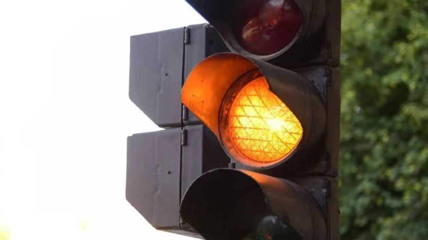 Una luz ámbar en un semáforo de una localidad