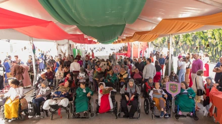 Usuarios y familiares de la residencia La Viña durante la celebración de la II Feria Medieval en 2024
