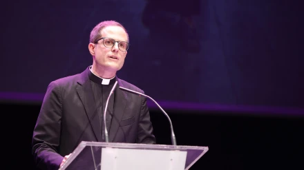 El pregonero durante su intervención en el teatro Jofre