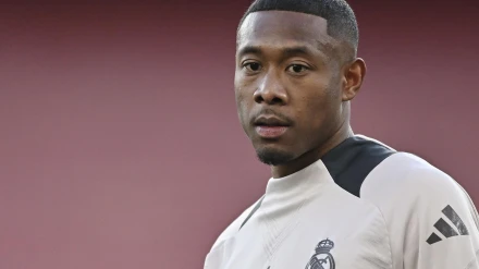 David Alaba del Real Madrid asiste a un entrenamiento en el estadio del Arsenal en Londres, Gran Bretaña, el 7 de abril de 2025.