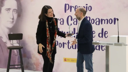 Cristina Pato recibe el premio de manos del alcalde de Ourense, Gonzalo Jácome, en la Sala Valente