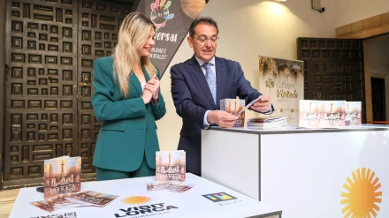 Los concejales de Discapacidad y Turismo muestran parte de los folletos de información sobre la Semana Santa de Lorca