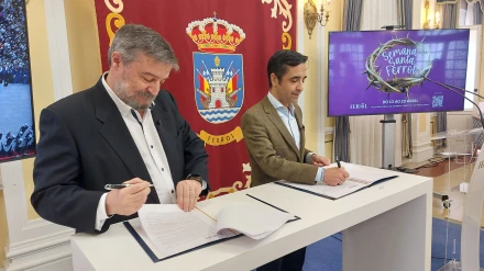 Carreño y Rey Varela durante la firma del convenio