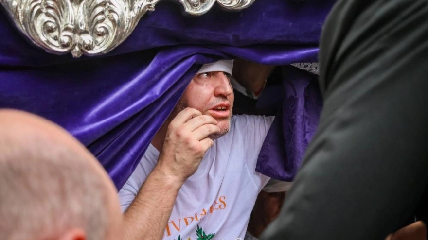 Costalero de los Estudiantes cargando el Paso