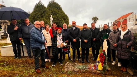 Participantes en la ofrenda floral en el cementerio