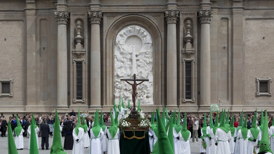 Imagen de la Cofradía de las Siete Palabras en la Plaza del Pilar.