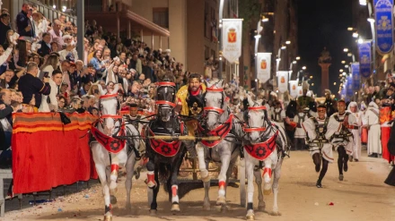 El presidente de Murcia llevando las riendas de una cuadriga al galope en Lorca