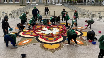 Los vecinos de Ponteareas trabajan en la plaza de Armas de Ferrol