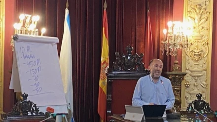 El alcalde de Ourense, Gonzalo Jácome, en una comparecencia en el salón de plenos explicando datos económicos